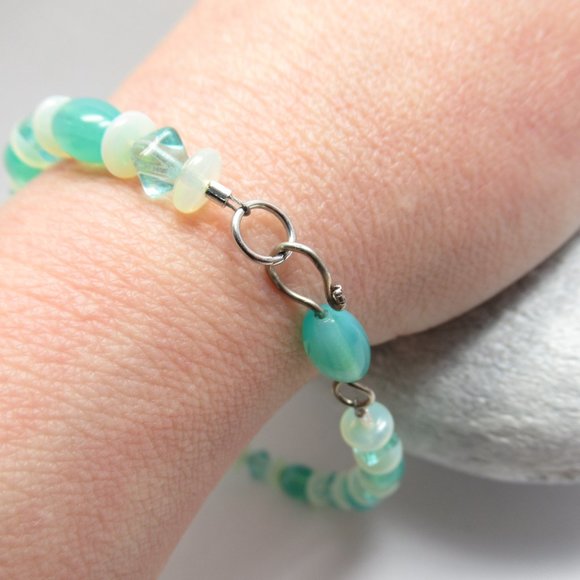 Uranium glass bead bracelet - Picture 4 of 16